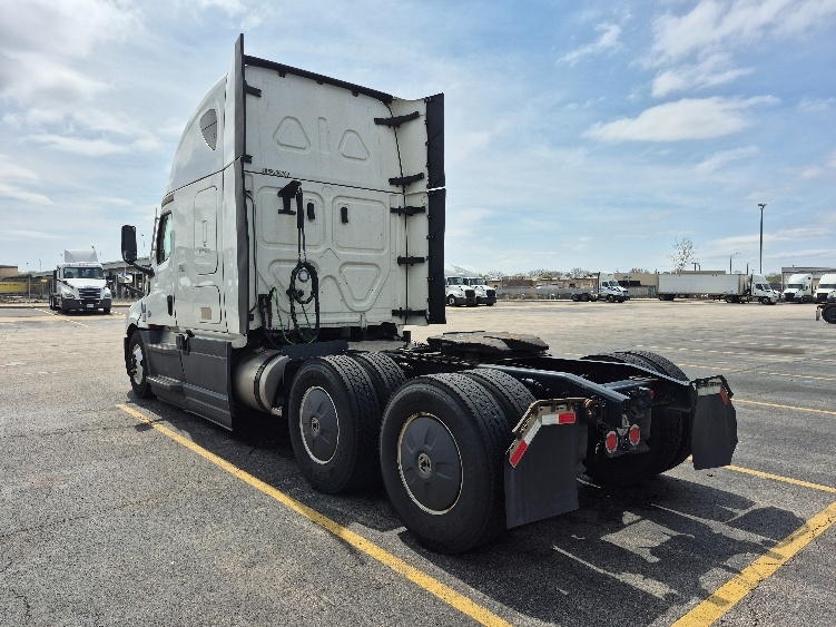 Used 2023 Freightliner Cascadia - photo 7