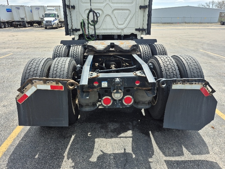 Used 2023 Freightliner Cascadia - photo 8