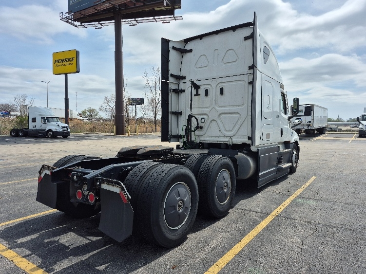 Used 2023 Freightliner Cascadia - photo 9