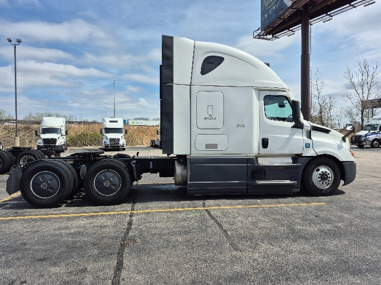 Used 2023 Freightliner Cascadia - photo 10