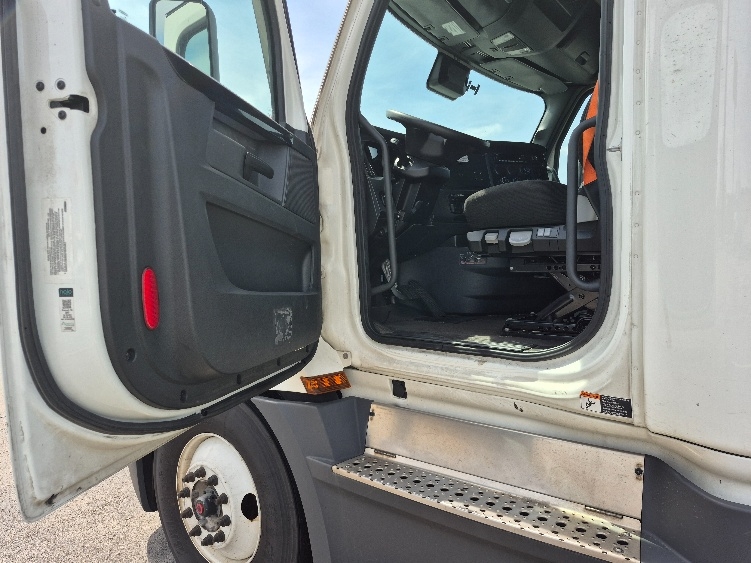 Used 2023 Freightliner Cascadia - photo 11