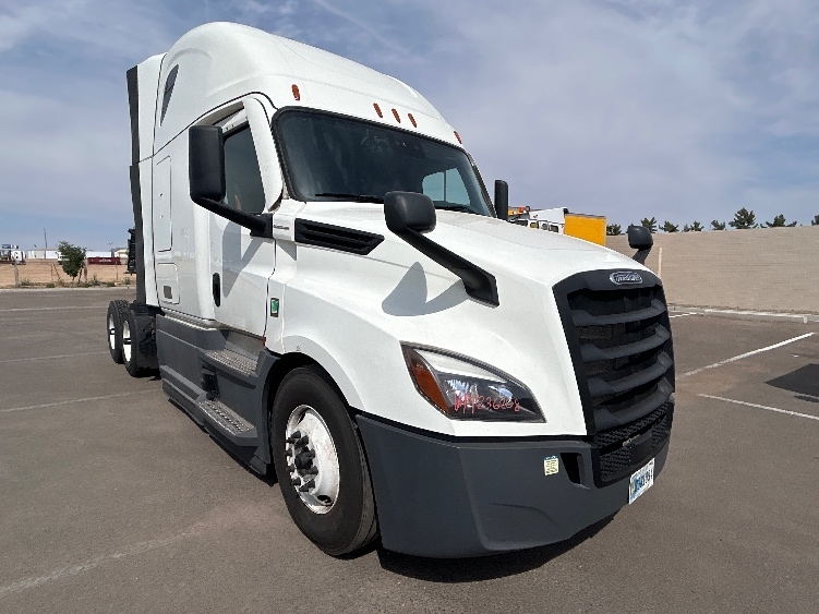 Used 2023 Freightliner Cascadia - photo 1