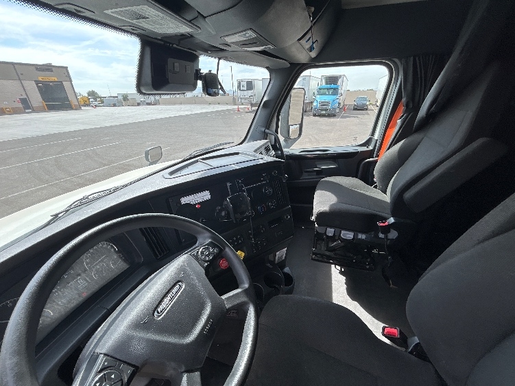 Used 2023 Freightliner Cascadia - photo 12