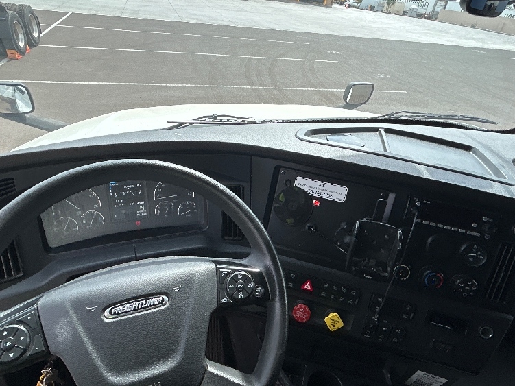 Used 2023 Freightliner Cascadia - photo 13