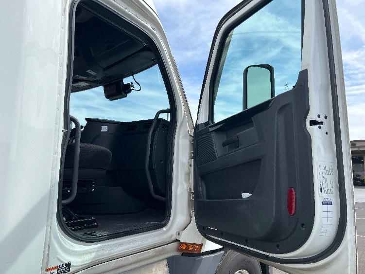 Used 2023 Freightliner Cascadia - photo 15