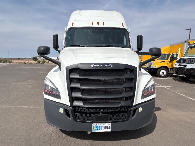 Used 2023 Freightliner Cascadia - photo 2