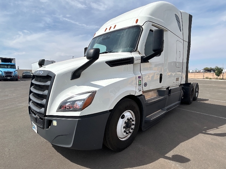 Used 2023 Freightliner Cascadia - photo 5