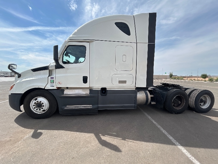 Used 2023 Freightliner Cascadia - photo 6