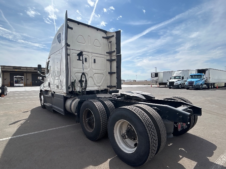 Used 2023 Freightliner Cascadia - photo 7