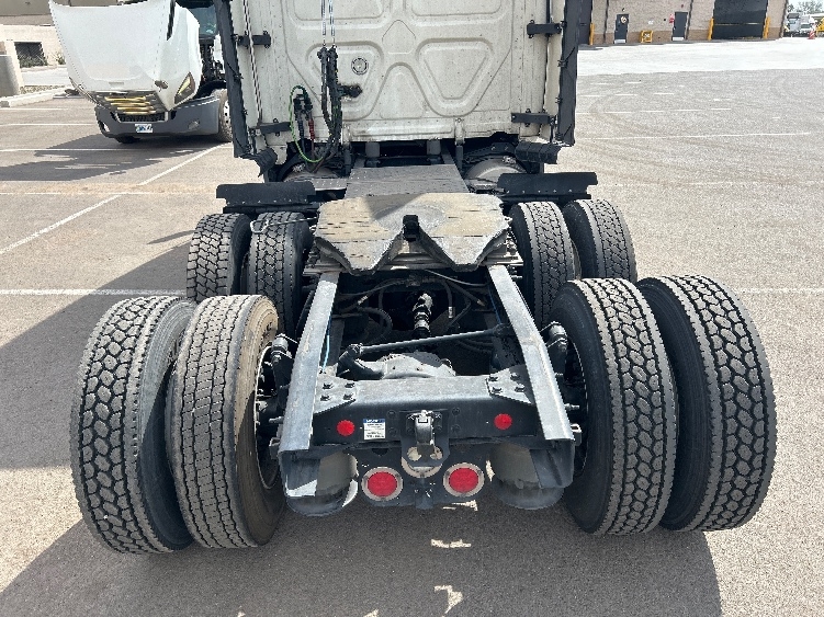 Used 2023 Freightliner Cascadia - photo 8