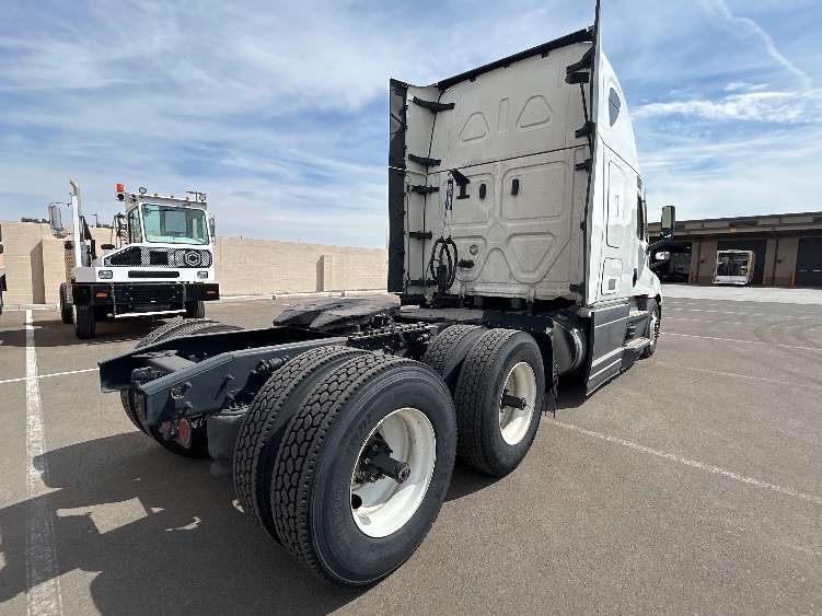 Used 2023 Freightliner Cascadia - photo 9