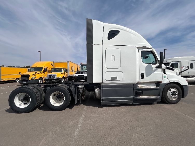 Used 2023 Freightliner Cascadia - photo 10
