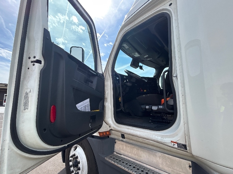 Used 2023 Freightliner Cascadia - photo 11