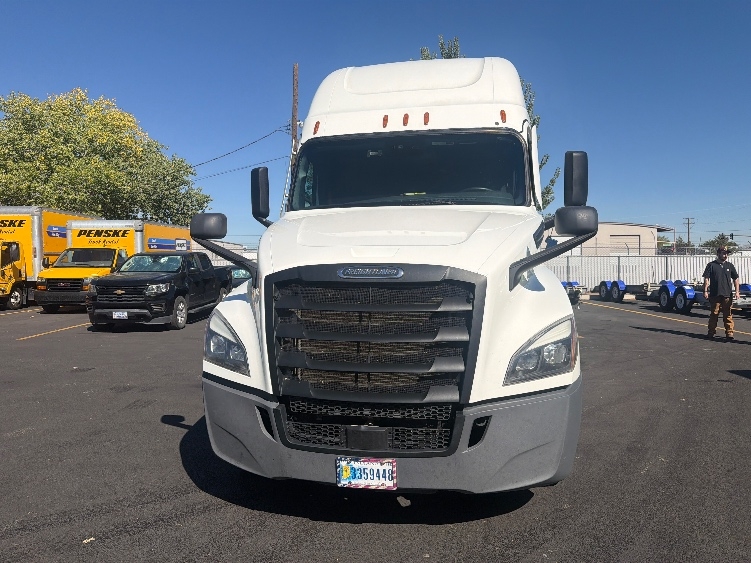 Used 2023 Freightliner Cascadia - photo 2