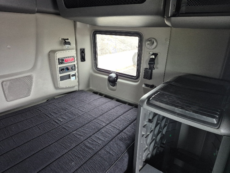 Used 2023 International LT - photo 17