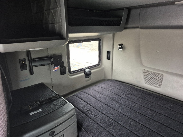 Used 2023 International LT - photo 18