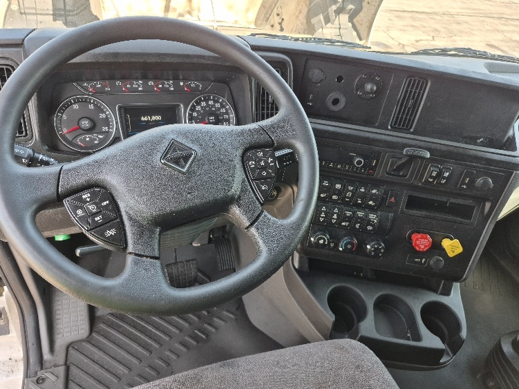 Used 2023 International LT - photo 13