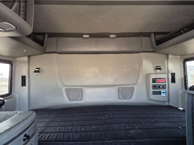 Used 2023 International LT - photo 18