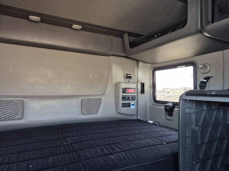 Used 2023 International LT - photo 19