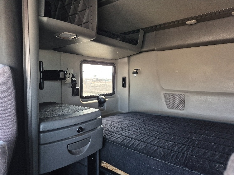 Used 2023 International LT - photo 20