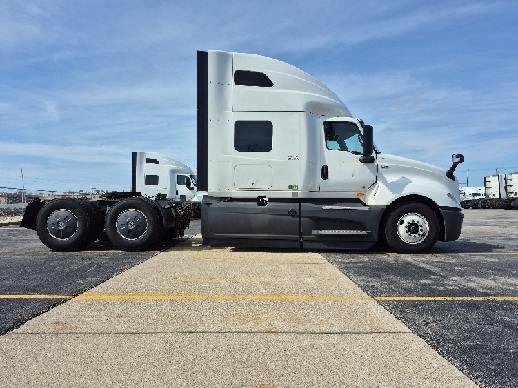 Used 2023 International LT - photo 10