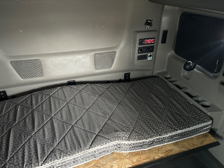 Used 2023 International LT - photo 16