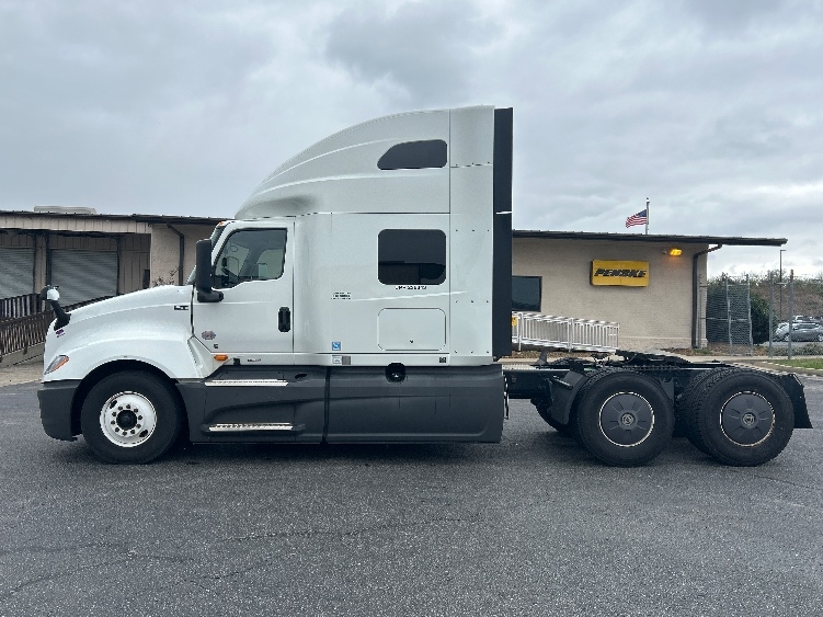 Used 2023 International LT - photo 2