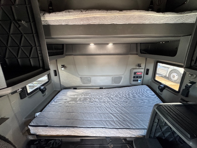 Used 2023 International LT - photo 18