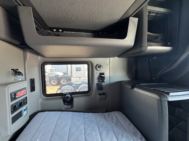 Used 2023 International LT - photo 20