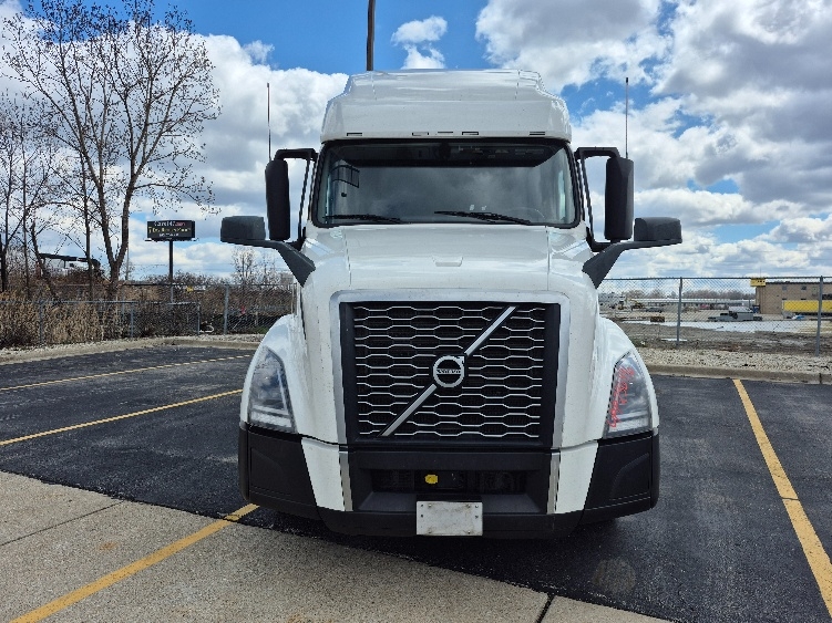 Used 2023 Volvo VNL - photo 2