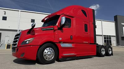 Used 2023 Freightliner Cascadia - photo 1