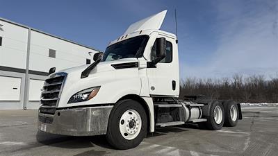Used 2020 Freightliner Cascadia Detroit Semi Truck for sale #MO11106 - photo 1