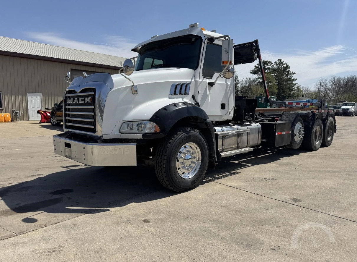 Used 2015 Mack GU813 - photo 1
