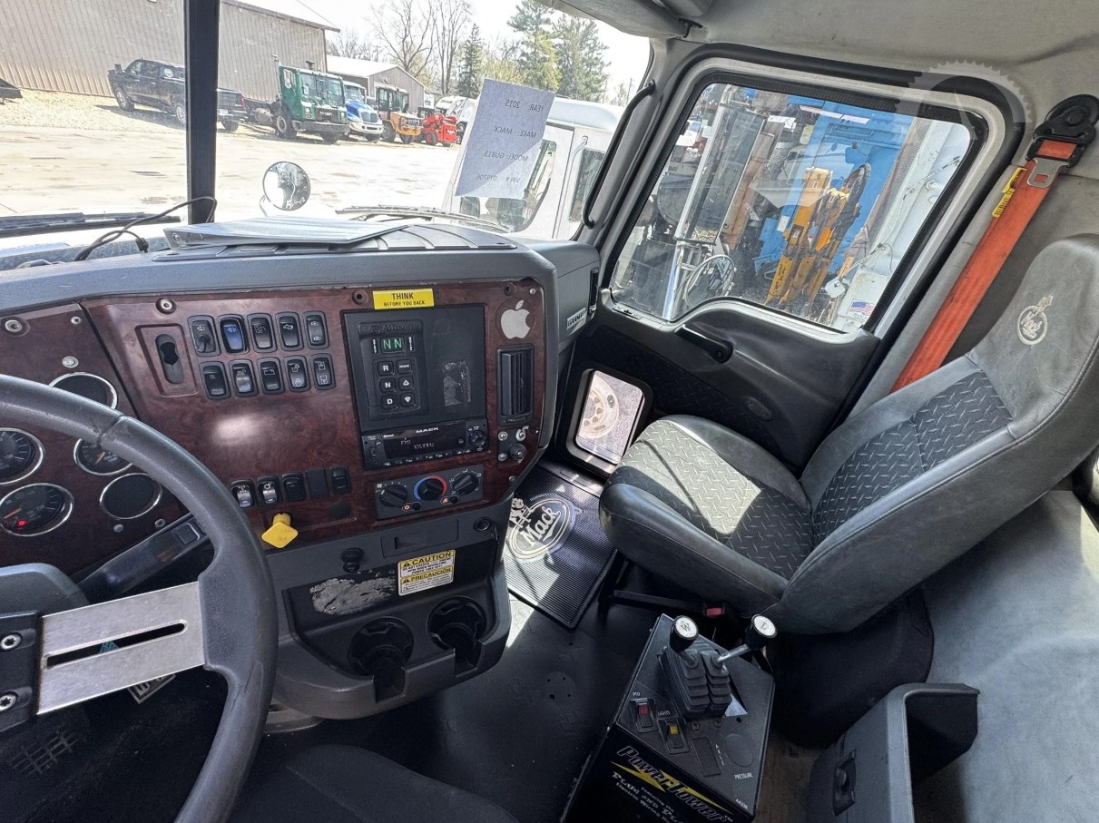 Used 2015 Mack GU813 - photo 12