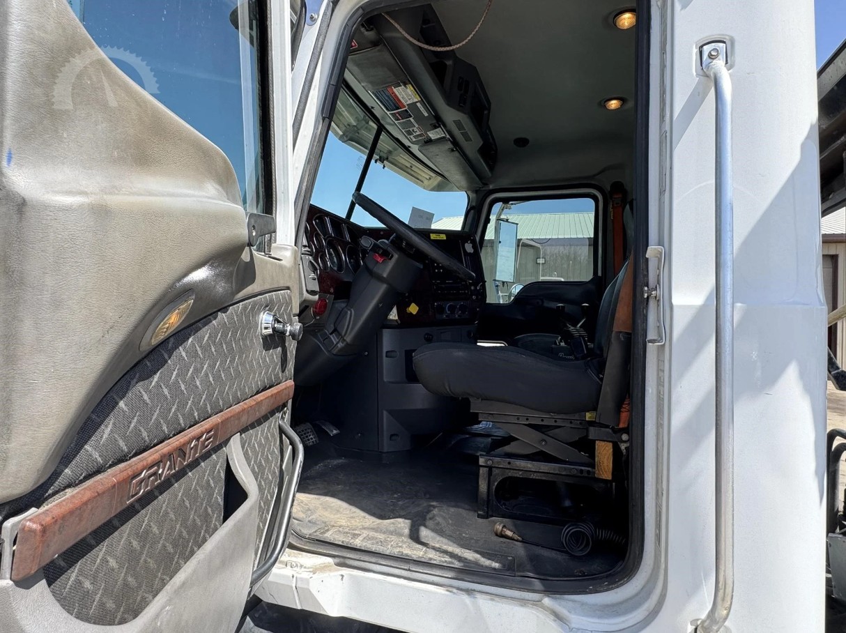 Used 2015 Mack GU813 - photo 13