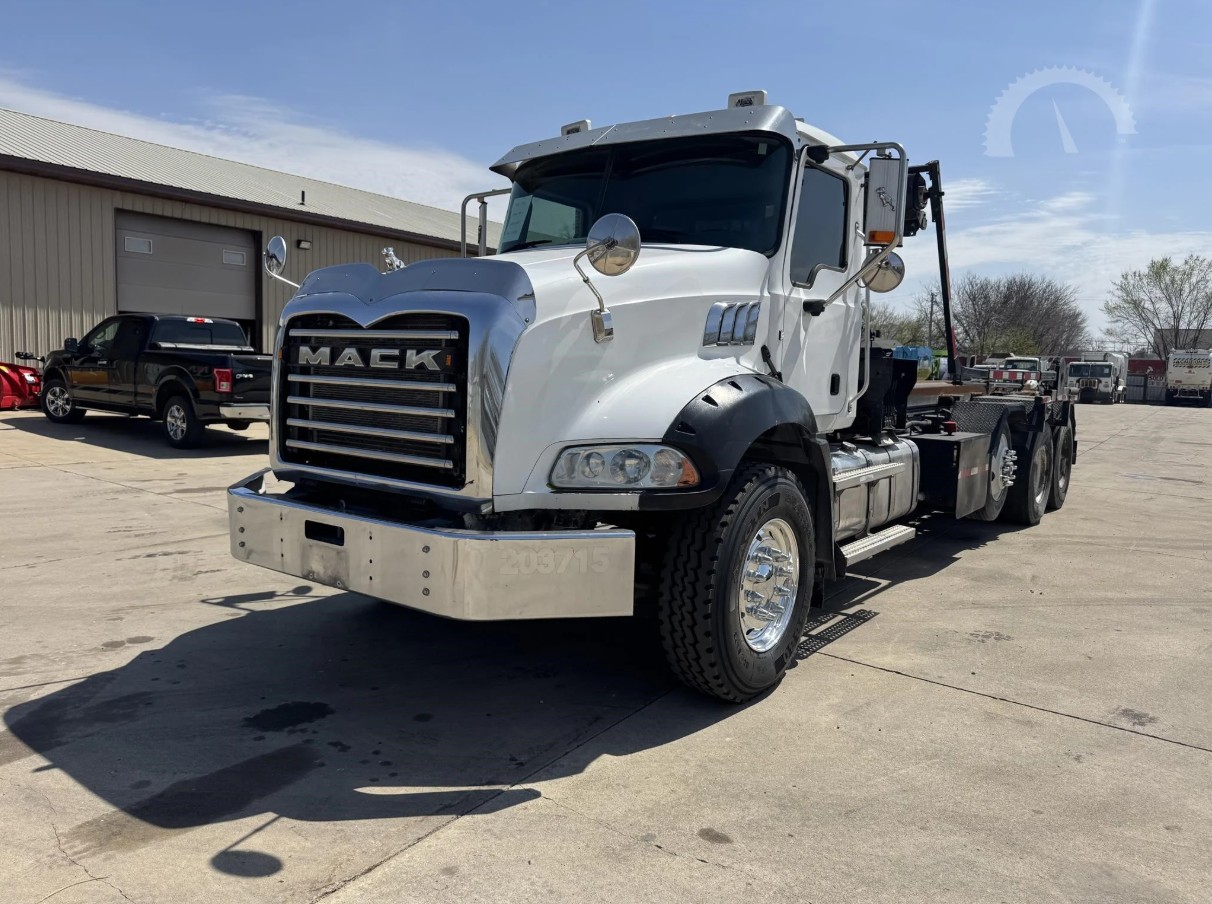 Used 2015 Mack GU813 - photo 2