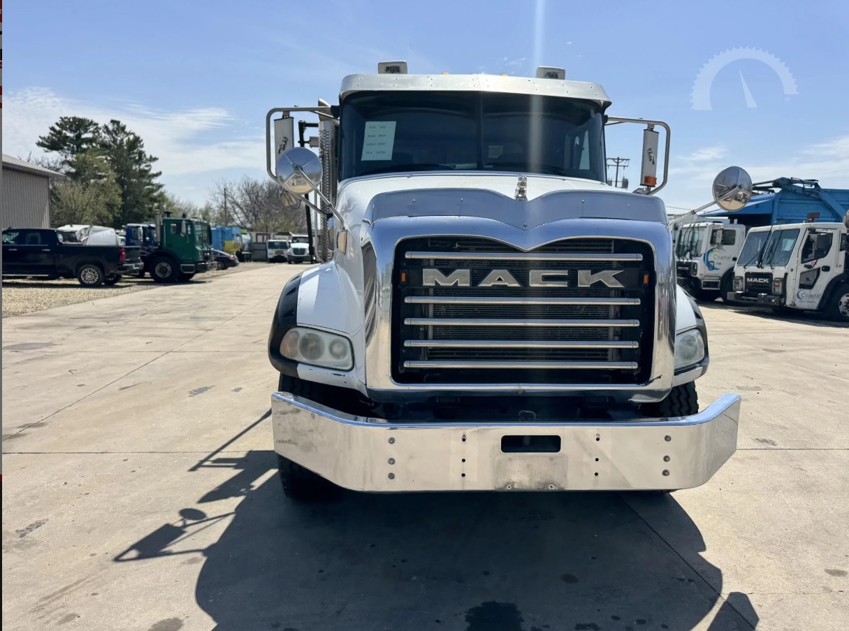 Used 2015 Mack GU813 - photo 5