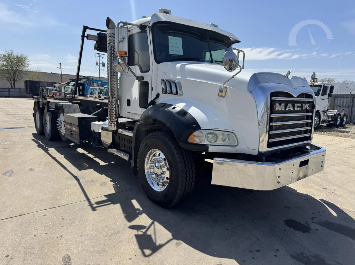 Used 2015 Mack GU813 - photo 6