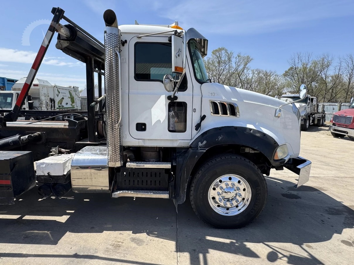 Used 2015 Mack GU813 - photo 7