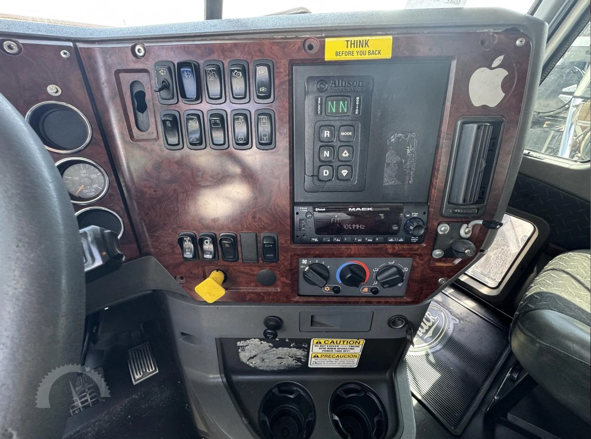 Used 2015 Mack GU813 - photo 10