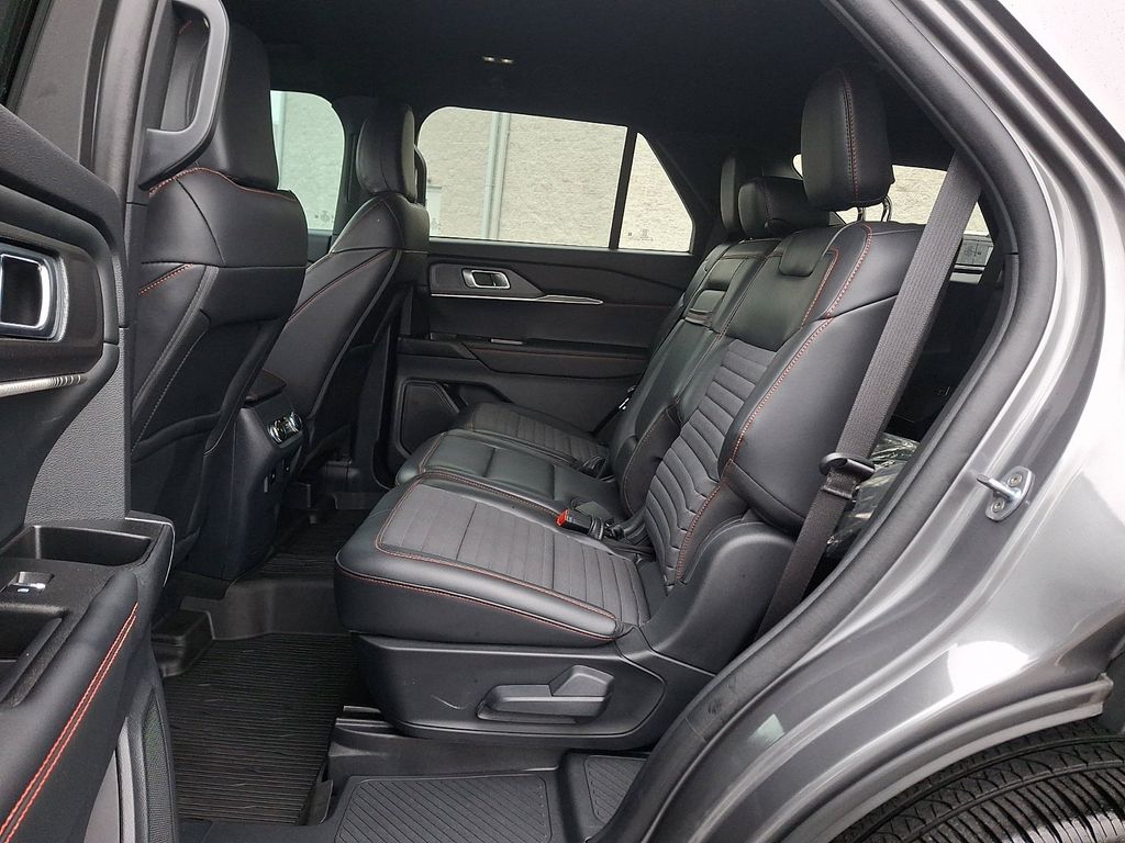 Used 2025 Ford Explorer - photo 8