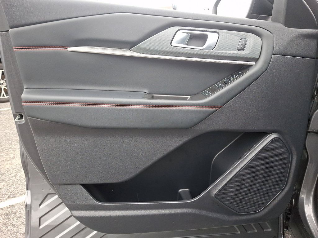 Used 2025 Ford Explorer - photo 10