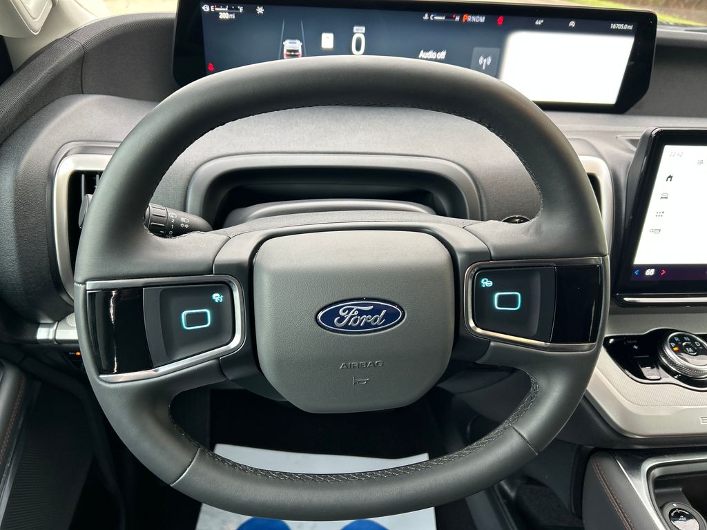 Used 2025 Ford Expedition - photo 18