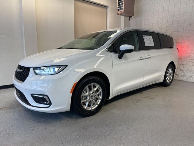 Used 2023 Chrysler Pacifica - photo 5