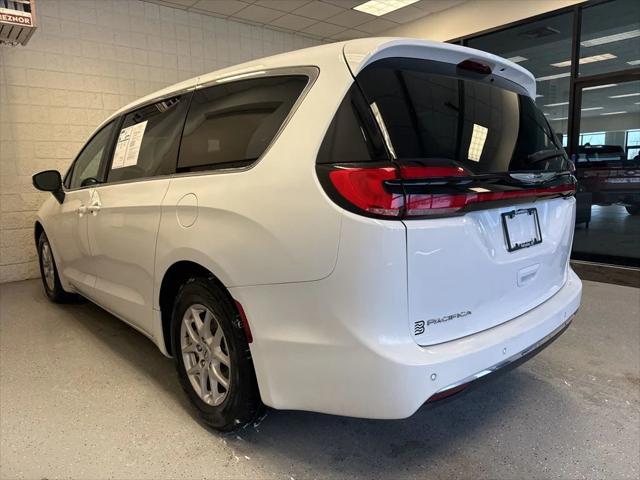 Used 2023 Chrysler Pacifica - photo 2