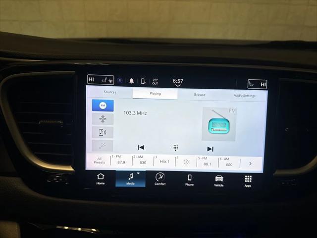 Used 2023 Chrysler Pacifica - photo 8