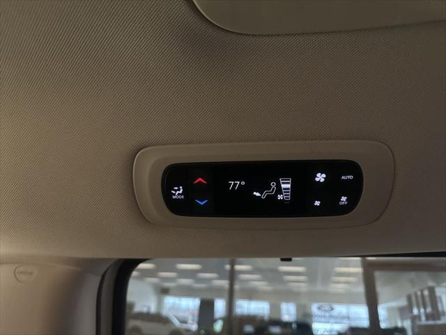 Used 2023 Chrysler Pacifica - photo 16