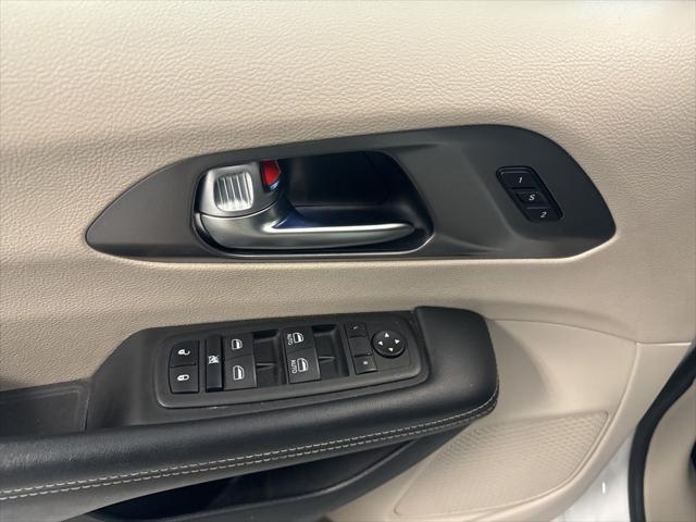 Used 2023 Chrysler Pacifica - photo 25