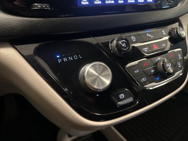 Used 2017 Chrysler Pacifica - photo 2