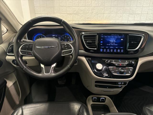 Used 2017 Chrysler Pacifica - photo 8